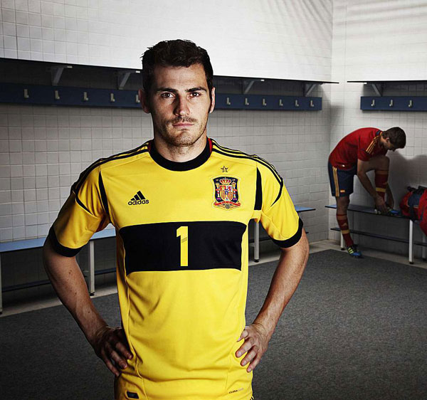 Iker Casillas i omklædningsrummet iført det gule målmandssæt