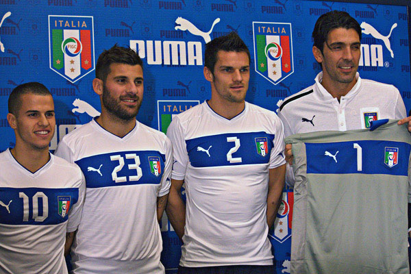 Italien udebane trøje 2012 præsenteret af Buffon Giovinco etc.