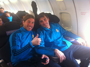 Sergio Ramos og Iker Casillas on the plane CL uniform