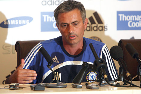 Chelsea træner Jose Mourinho med træningstrøje JM